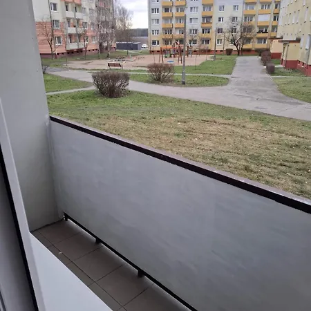Apartament Z Balkonem Na Parterze W Bloku 3 Pietrowym *
