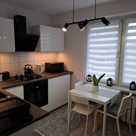 Apartament Z Balkonem Na Parterze W Bloku 3 Pietrowym *