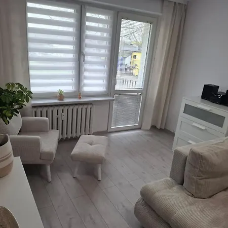 Apartament Z Balkonem Na Parterze W Bloku 3 Pietrowym