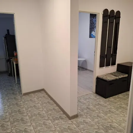 Apartament Z Balkonem Na Parterze W Bloku 3 Pietrowym *
