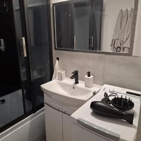 Apartament Z Balkonem Na Parterze W Bloku 3 Pietrowym Appartamento