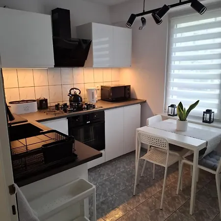 Apartament Z Balkonem Na Parterze W Bloku 3 Pietrowym Apartment *