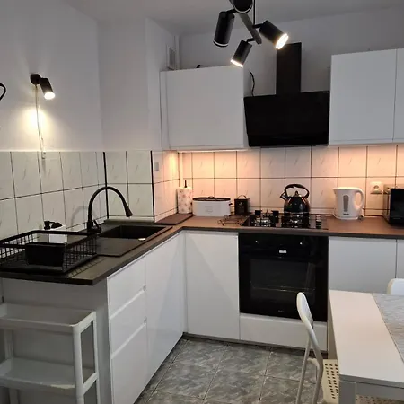 Apartament Z Balkonem Na Parterze W Bloku 3 Pietrowym *